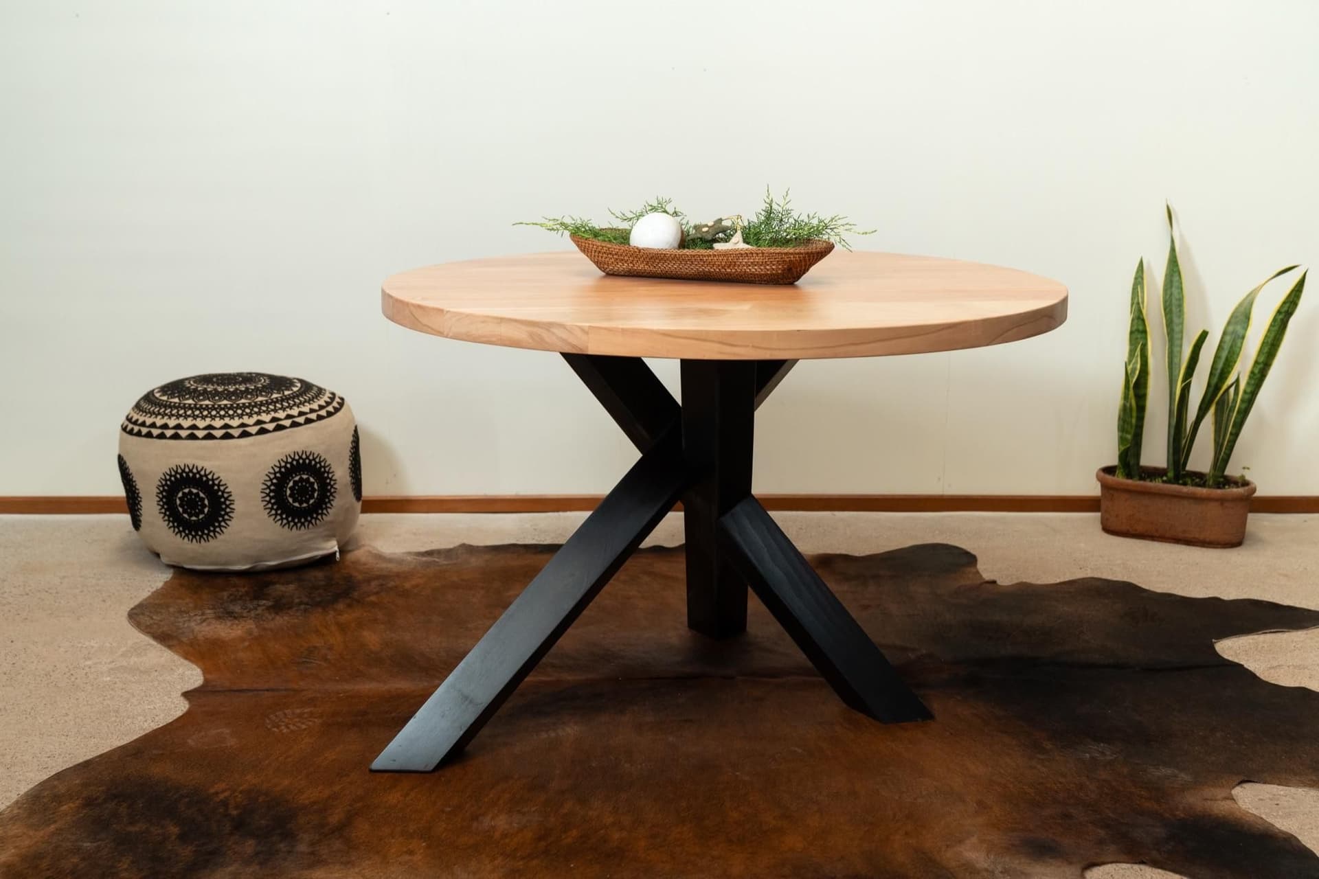 Mesa Tripode Redonda Negra, Madera maciza, diámetro 150 cm, foto 3 de 3