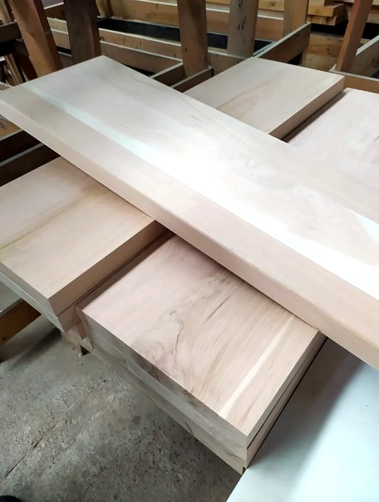 Huellas de madera cruda listas para terminar en el taller