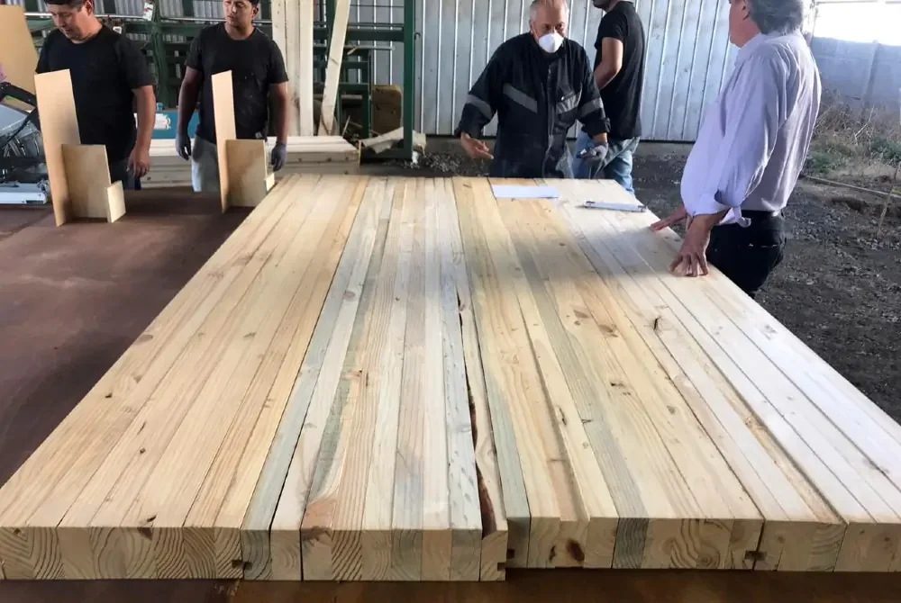 Fabricación de paneles DLT para Proyecto Refugio, con la participación de Idea Madera
