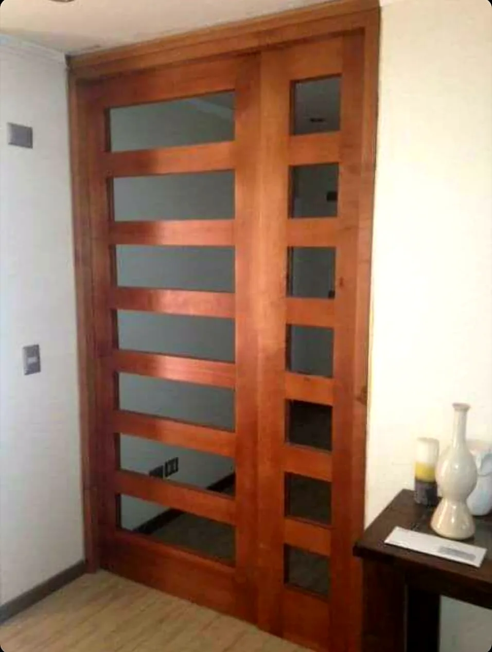Puerta corredera de madera y vidrio para interior