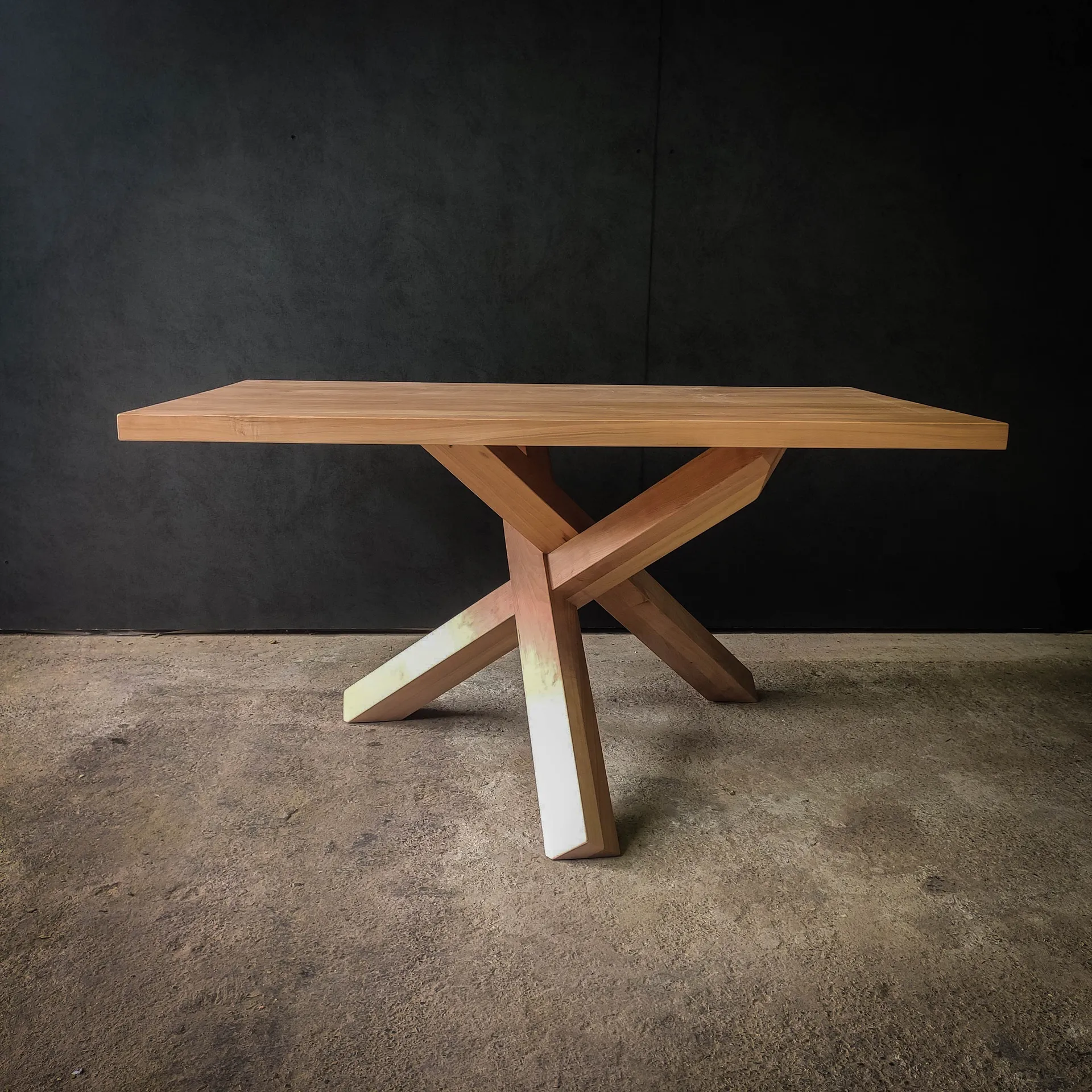 Muebles de madera artesanales fabricados por Idea Madera en Chillán, Chile