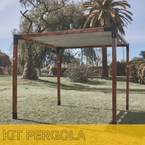 Pérgola modular de madera armada sobre suelo con kit de uniones metálicas