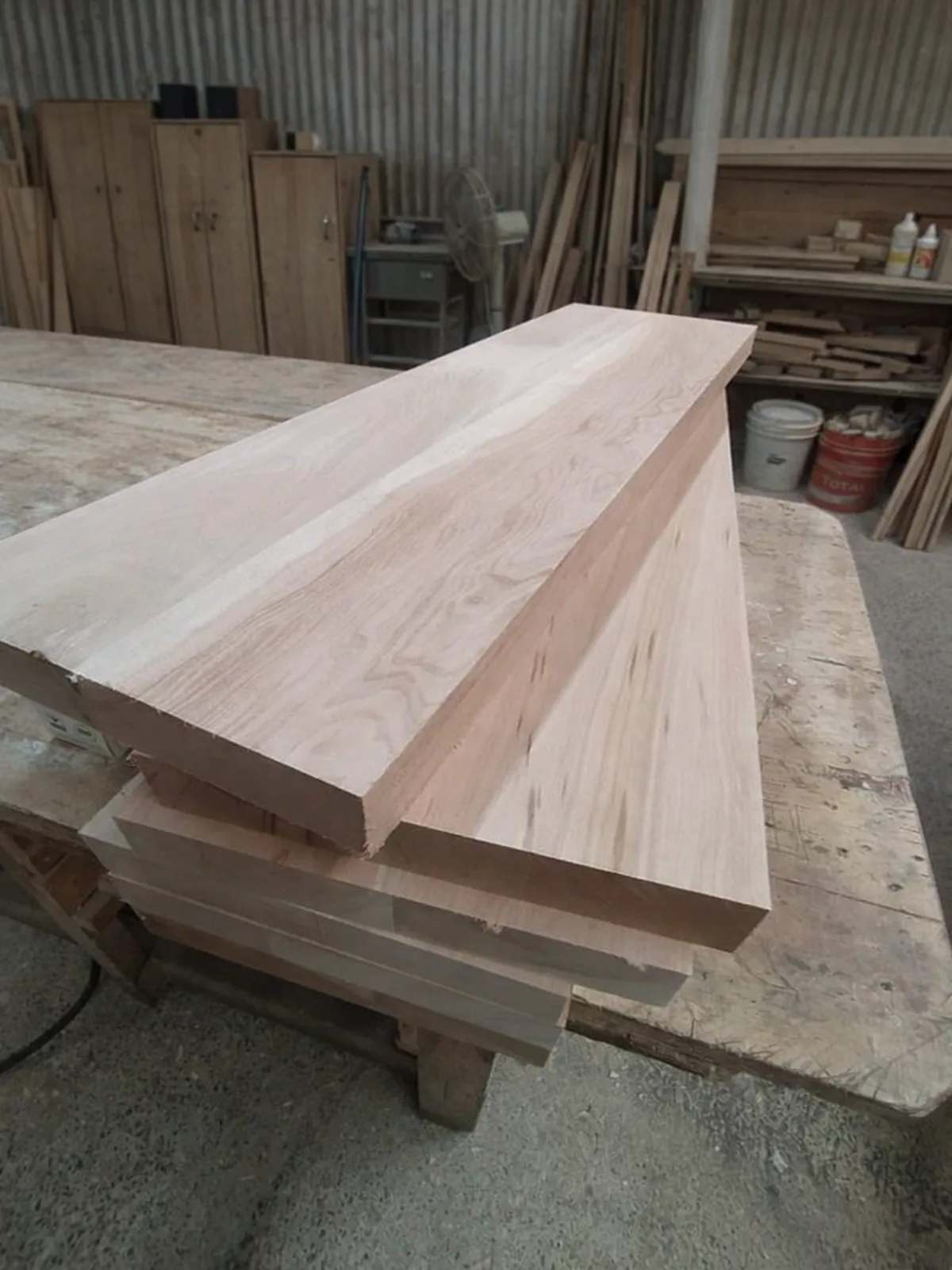 Peldaños gruesos de madera maciza apilados en el taller